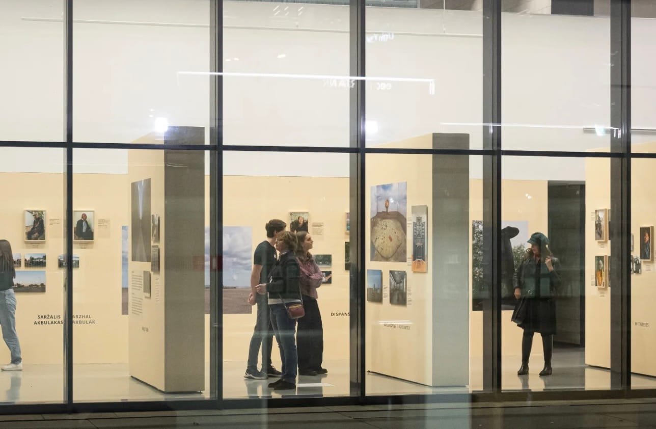 Moderni Nacionalinės dailės galerijos erdvė ir lankytojai parodose