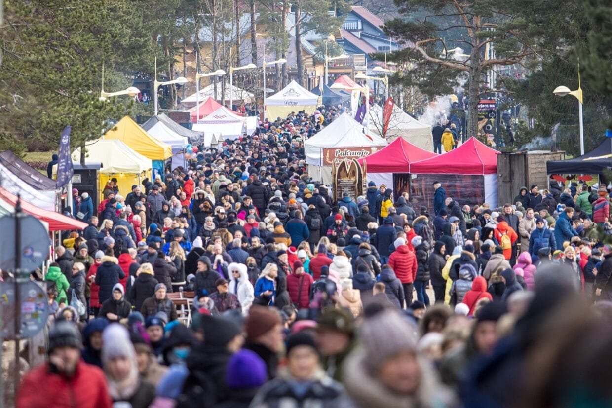 Žmonių minia J. Basanavičiaus gatvėje šventės Palangos stinta 2026 metu, kuri vyksta vasario 6–8 dienomis.