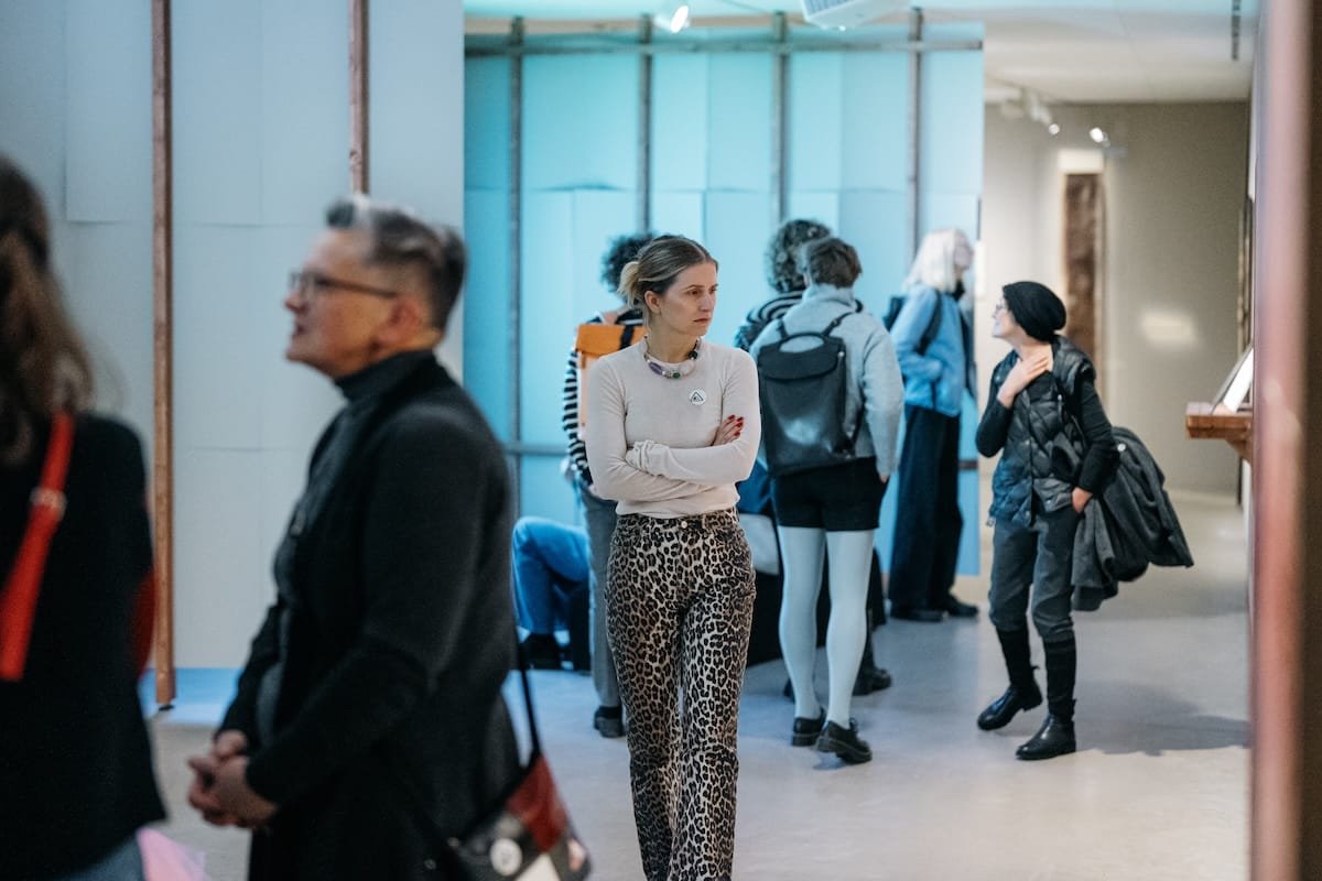 Ryški Gen Z menininkų instaliacija eksponuojama MO muziejaus didžiojoje salėje.