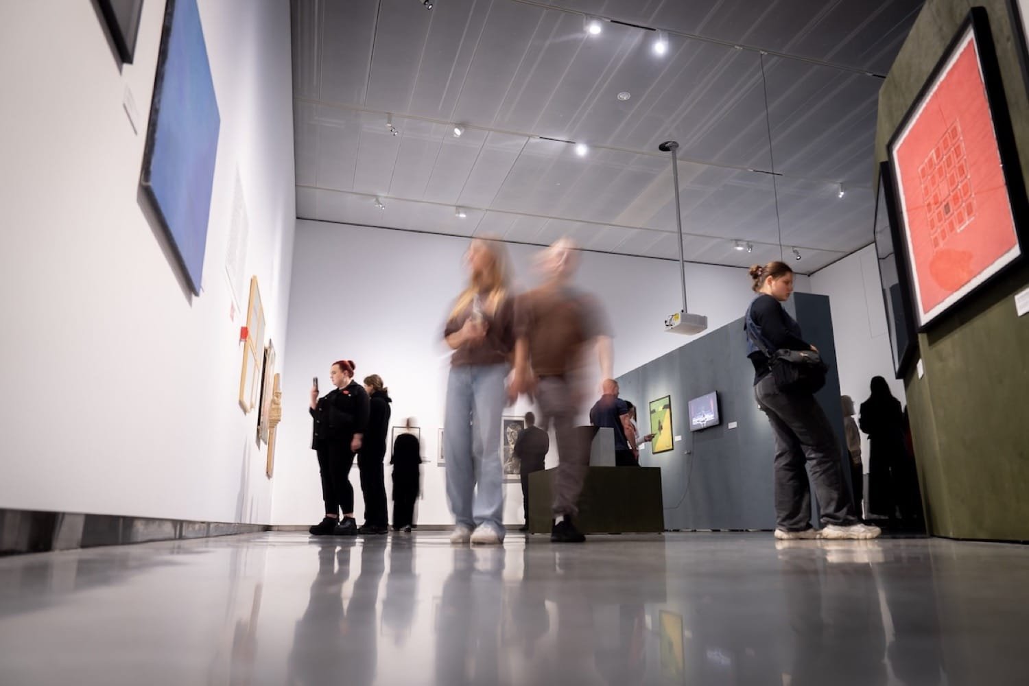 yški Gen Z menininkų instaliacija, pristatoma kaip MO muziejaus parodos 2026 dalis.