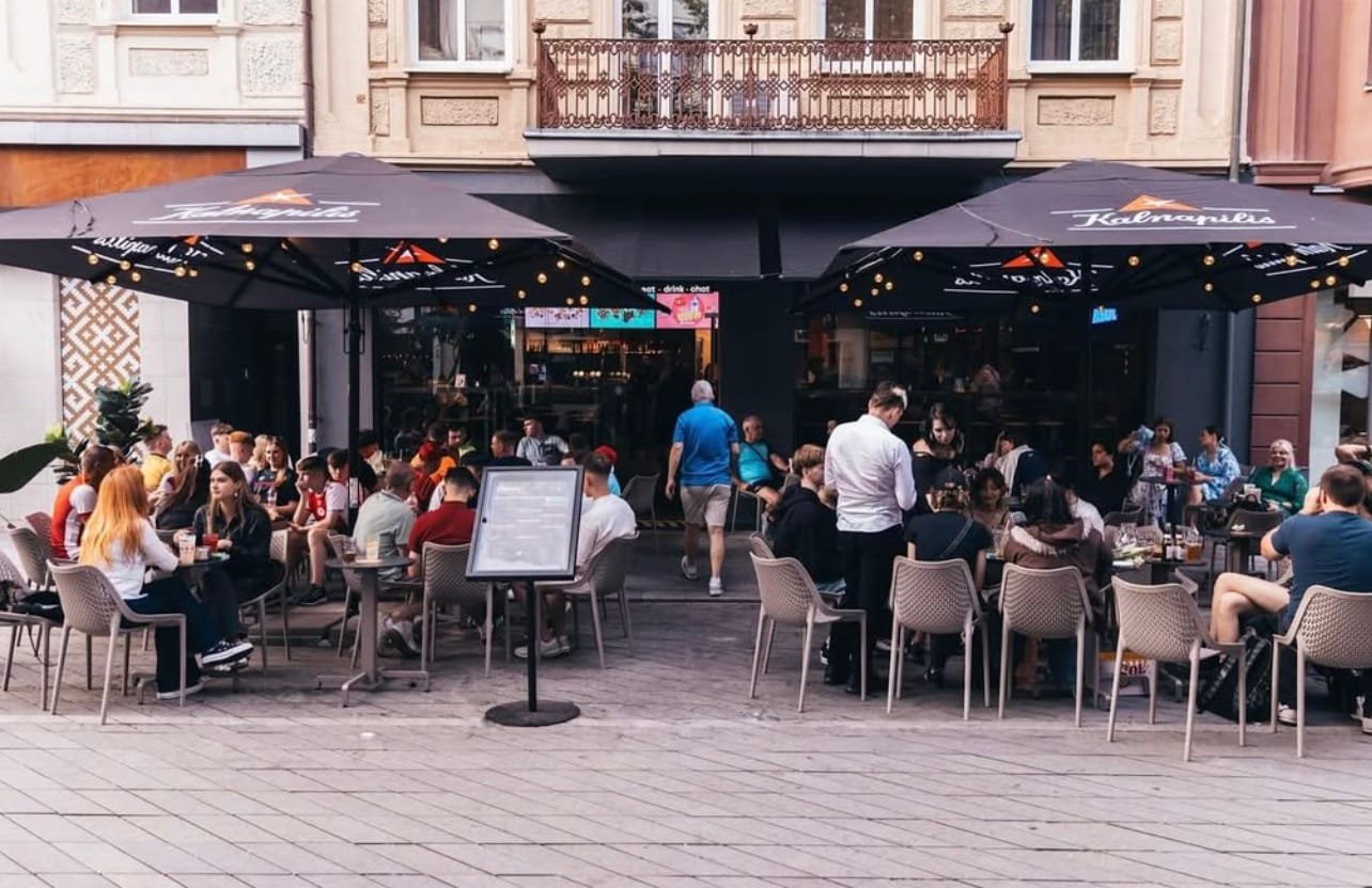 Užkandžiai ir krepšinio transliacija Plus Plus Plus bare Kaune.