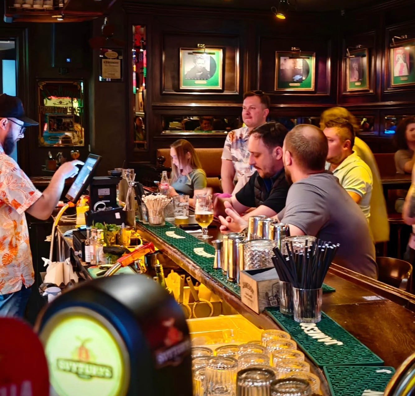 Lankytojai laukia sporto varžybų Republic bare Kauno centre.