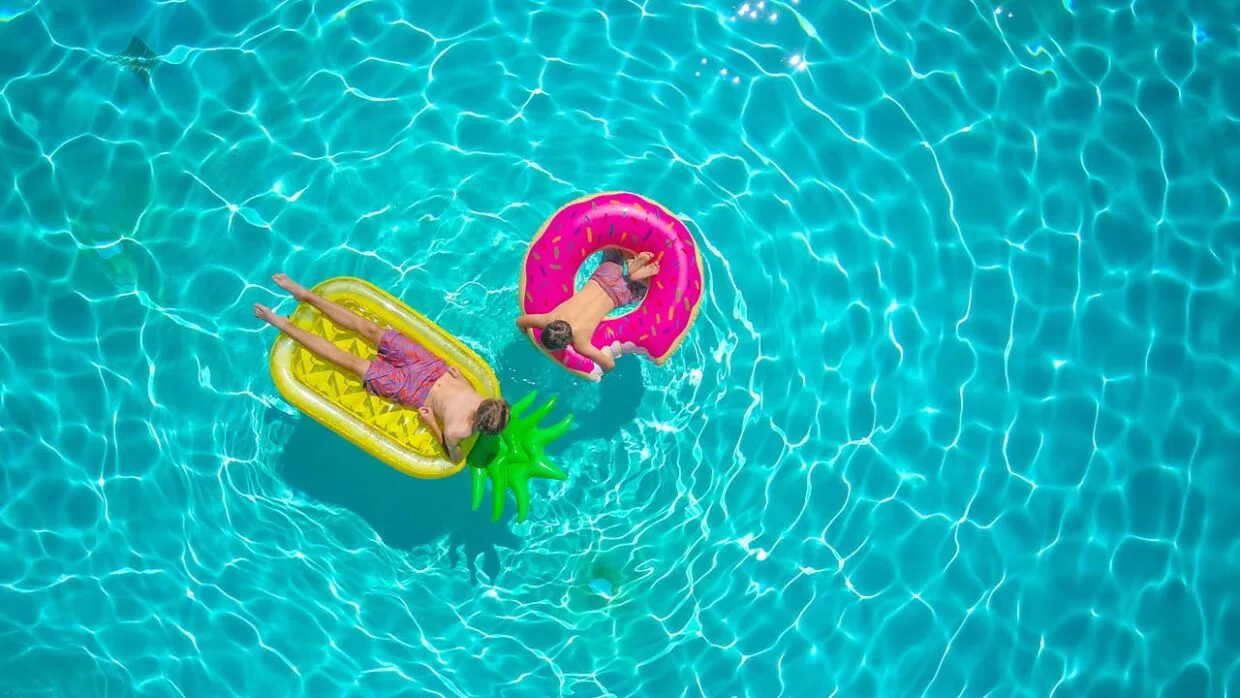 Vaikai žaidžia baseine – smagus SPA vaikams ir vandens pramogos.
