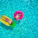 Vaikai žaidžia baseine – smagus SPA vaikams ir vandens pramogos.