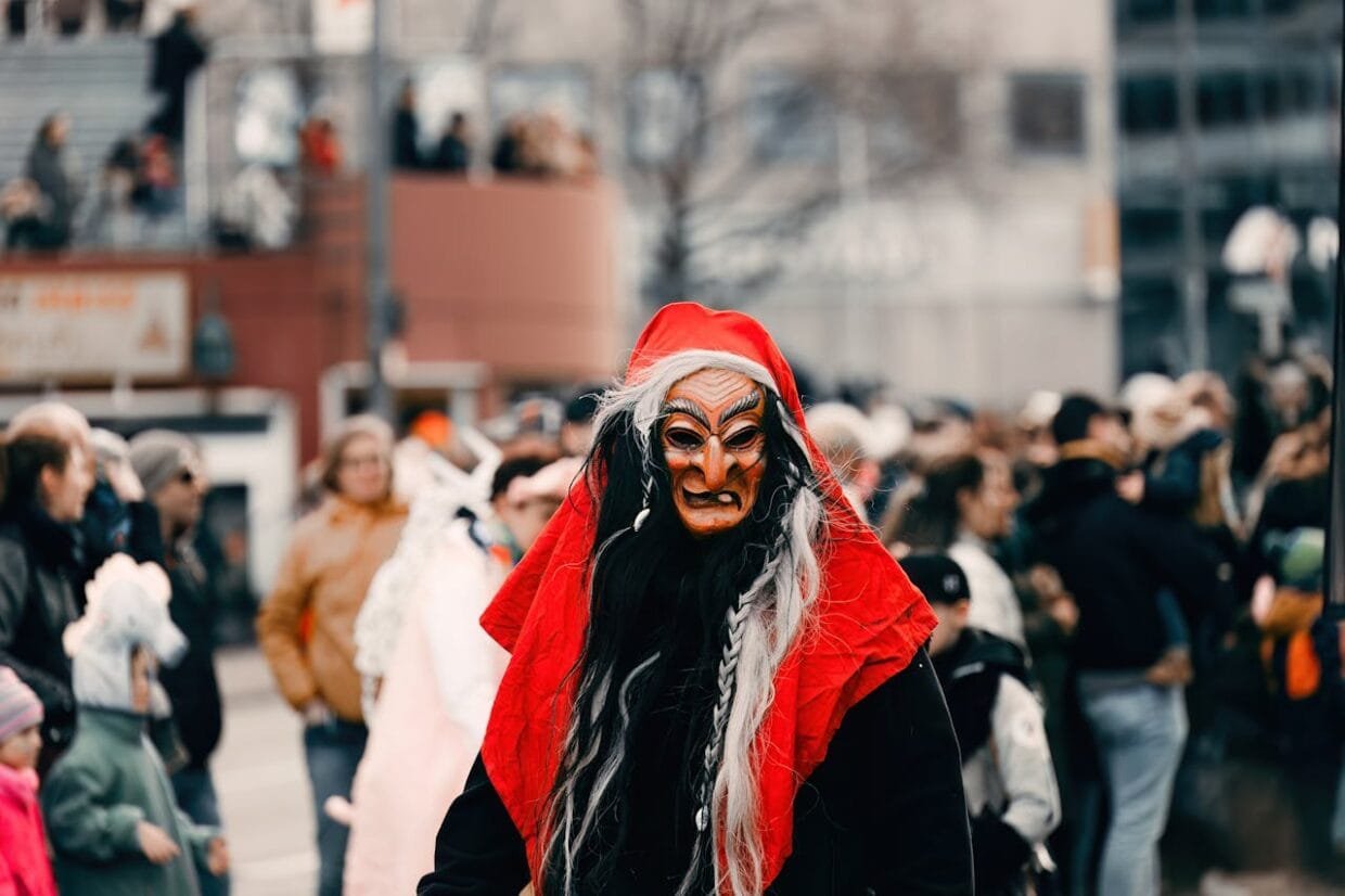 Užgavėnės 2026 Lietuvoje – tradicinės kaukės, laužai ir žiemos varymo apeigos.