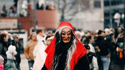 Užgavėnės 2026 Lietuvoje – tradicinės kaukės, laužai ir žiemos varymo apeigos.