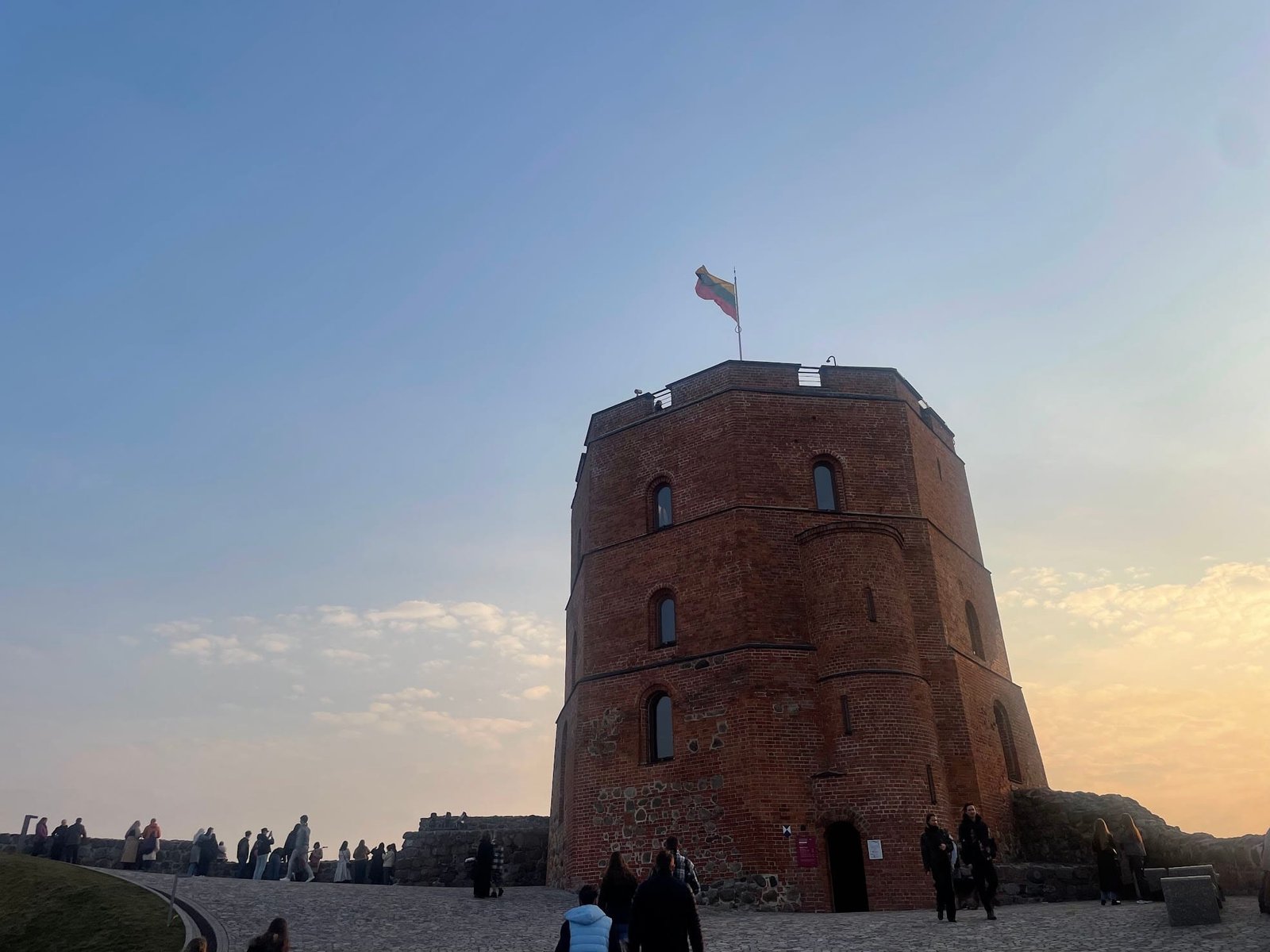 Gedimino pilies bokštas ir miesto panorama, kuria mėgaujasi lankytojai