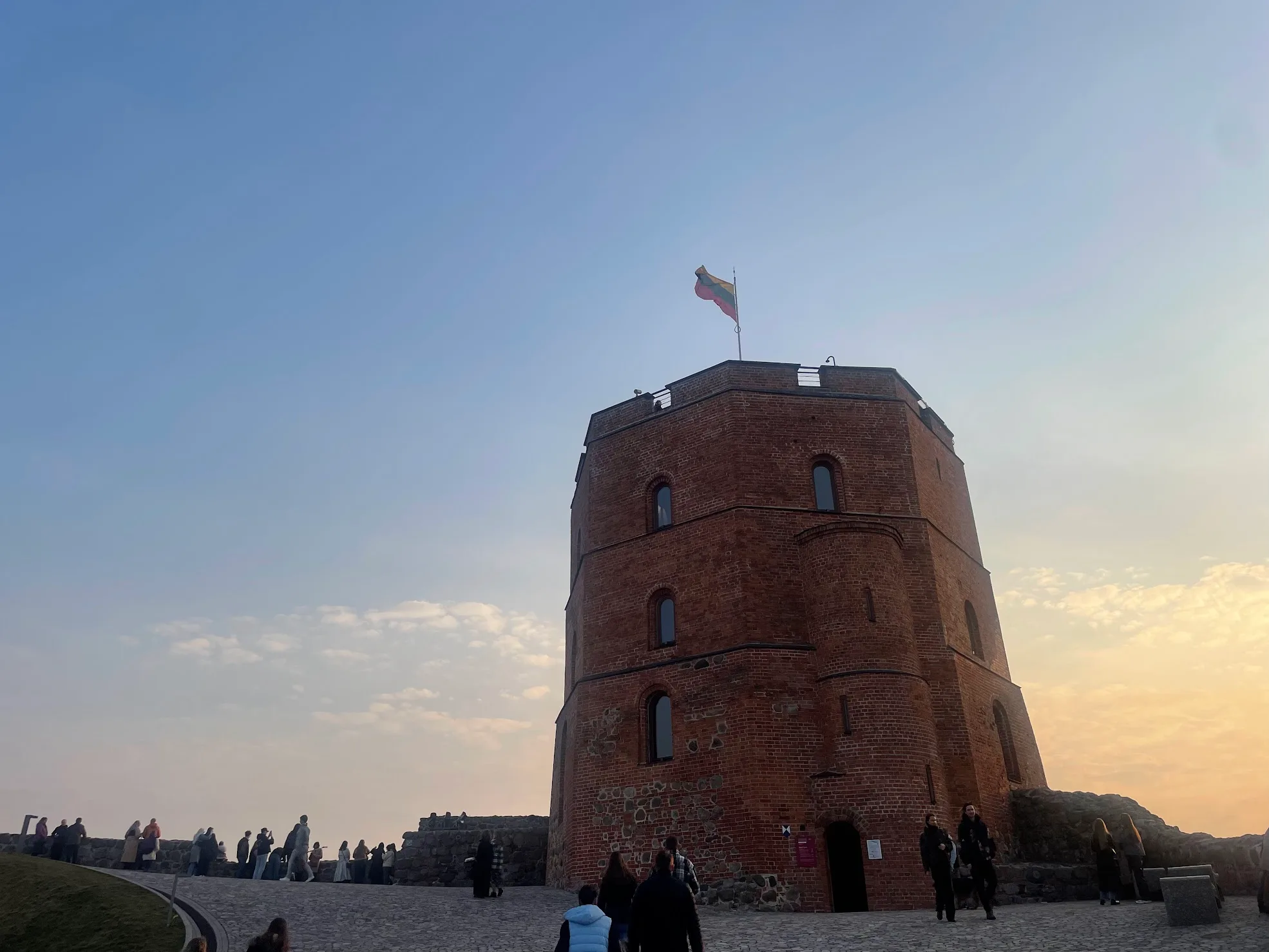 Gedimino pilies bokštas ir miesto panorama, kuria mėgaujasi lankytojai