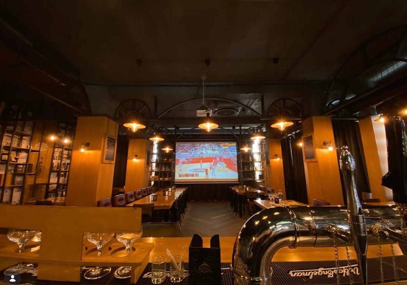 Krepšinio transliacija Volfas Engelman Studijoje šalia alaus daryklos įrangos.