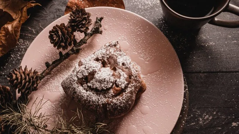 Rytinė kava ir traškios cinamoninės bandelės Vilniuje