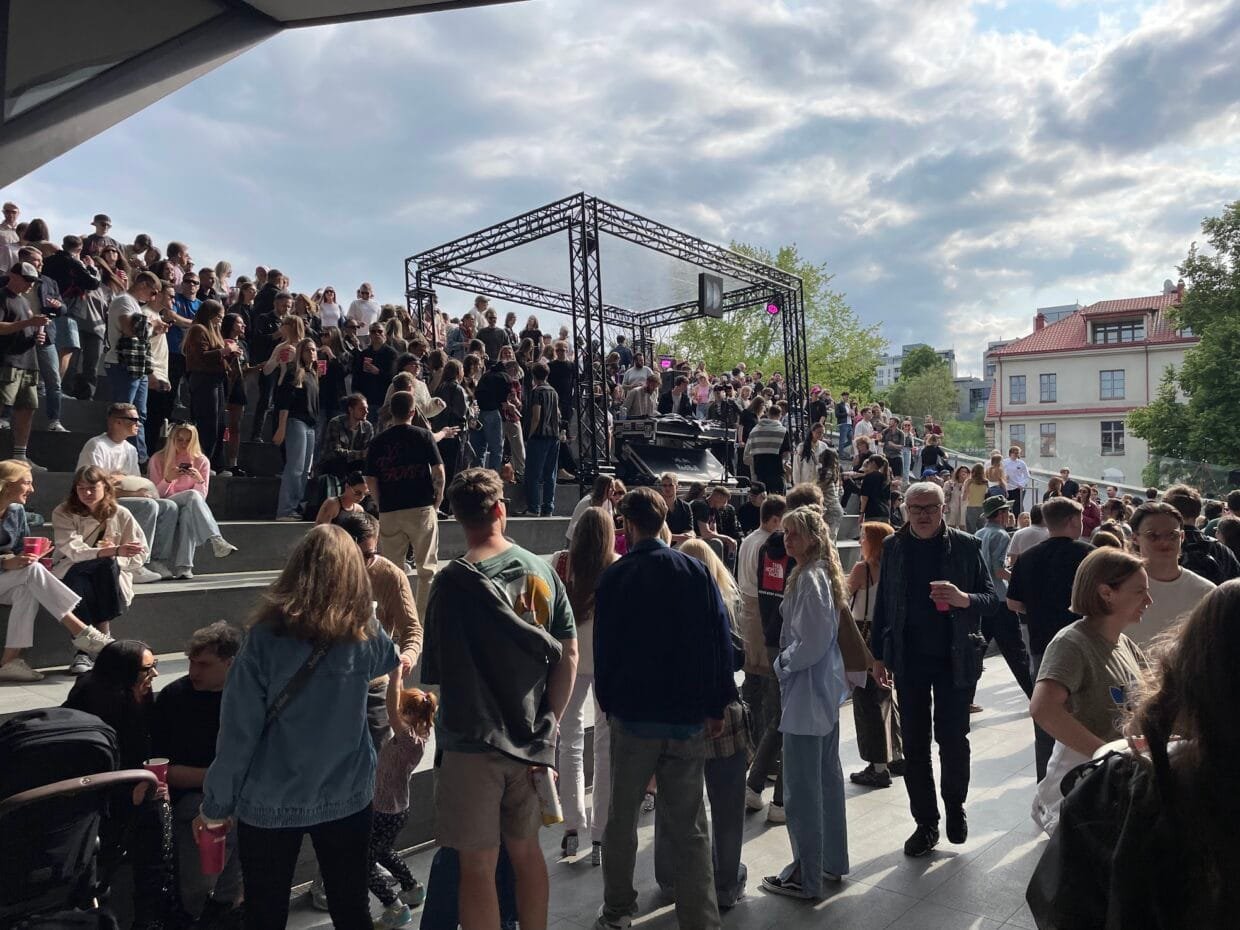 Linksma žmonių minia vasaros festivalyje, kur vyksta didžiausi renginiai Lietuvoje.