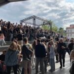 Linksma žmonių minia vasaros festivalyje, kur vyksta didžiausi renginiai Lietuvoje.