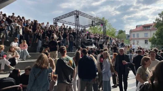 Linksma žmonių minia vasaros festivalyje, kur vyksta didžiausi renginiai Lietuvoje.