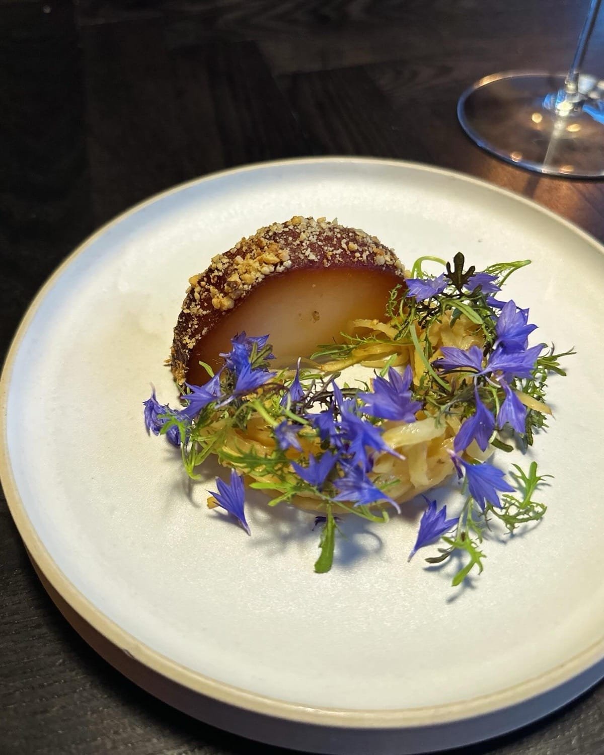 Estetiškai patiektas fine dining patiekalas viename iš Vilniaus restoranų.