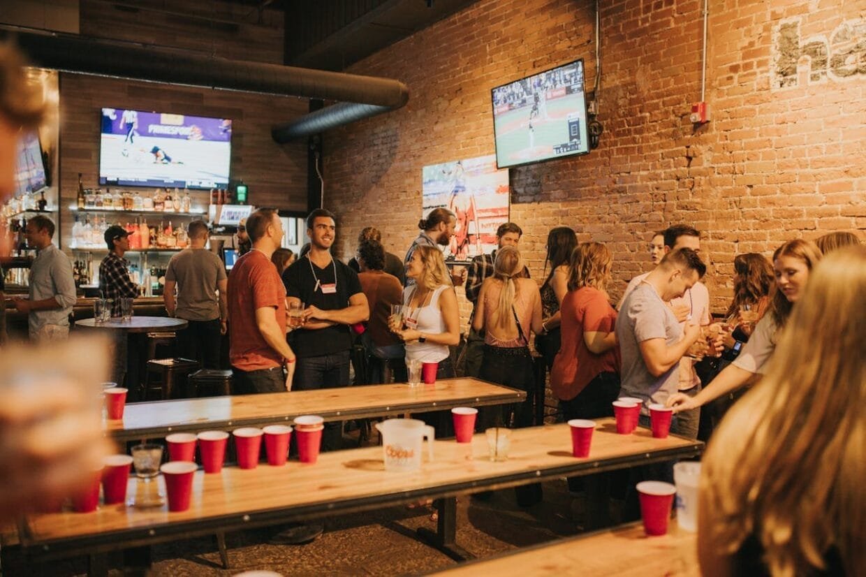 Kur žiūrėti krepšinį Kaune: sirgaliai stebi varžybas sporto bare.