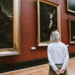 Nemokamas muziejų lankymas kaune 2026: moteris apžiūri paveikslus