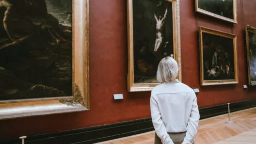Nemokamas muziejų lankymas kaune 2026: moteris apžiūri paveikslus