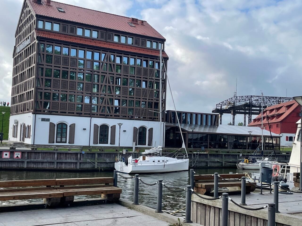 Šeima vaikšto Danės krantine, nes vyksta nemokamas muziejų lankymas Klaipėdoje 2026 paskutinį sekmadienį.