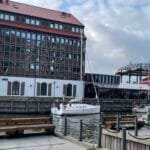 Šeima vaikšto Danės krantine, nes vyksta nemokamas muziejų lankymas Klaipėdoje 2026 paskutinį sekmadienį.