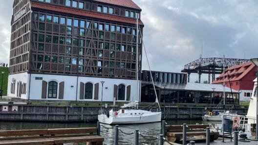 Šeima vaikšto Danės krantine, nes vyksta nemokamas muziejų lankymas Klaipėdoje 2026 paskutinį sekmadienį.