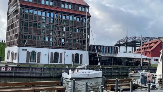 Šeima vaikšto Danės krantine, nes vyksta nemokamas muziejų lankymas Klaipėdoje 2026 paskutinį sekmadienį.