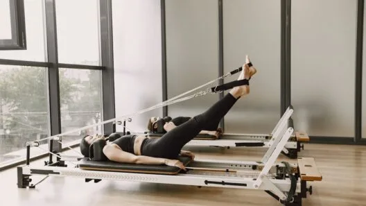 Reformer pilates Vilniuje - įranga studijoje, paruošta treniruotei su spyruoklėmis ir platforma.