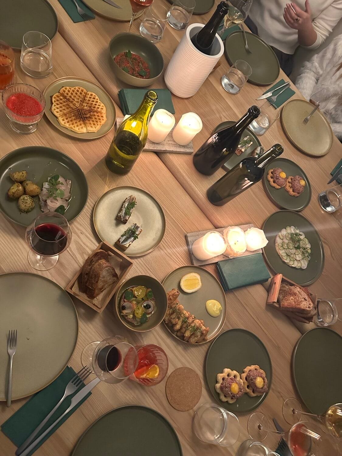 Įvairūs maisto patiekalai ir užkandžiai ant restorano Vilniuje stalo.