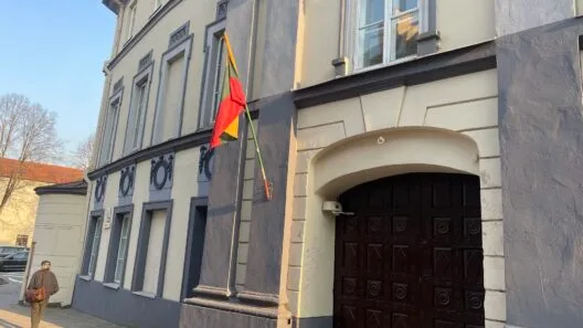 Lietuvos trispalvė vėliava plazda kai vyksta sausio 13 renginiai – Laisvės gynėjų dieną