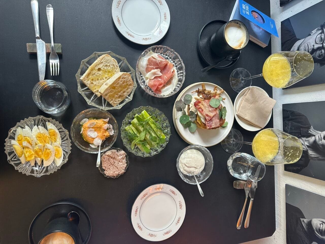 Maisto apžvalgininkė Šefo Tarka restorane prie stalo su įvairiais patiekalais.