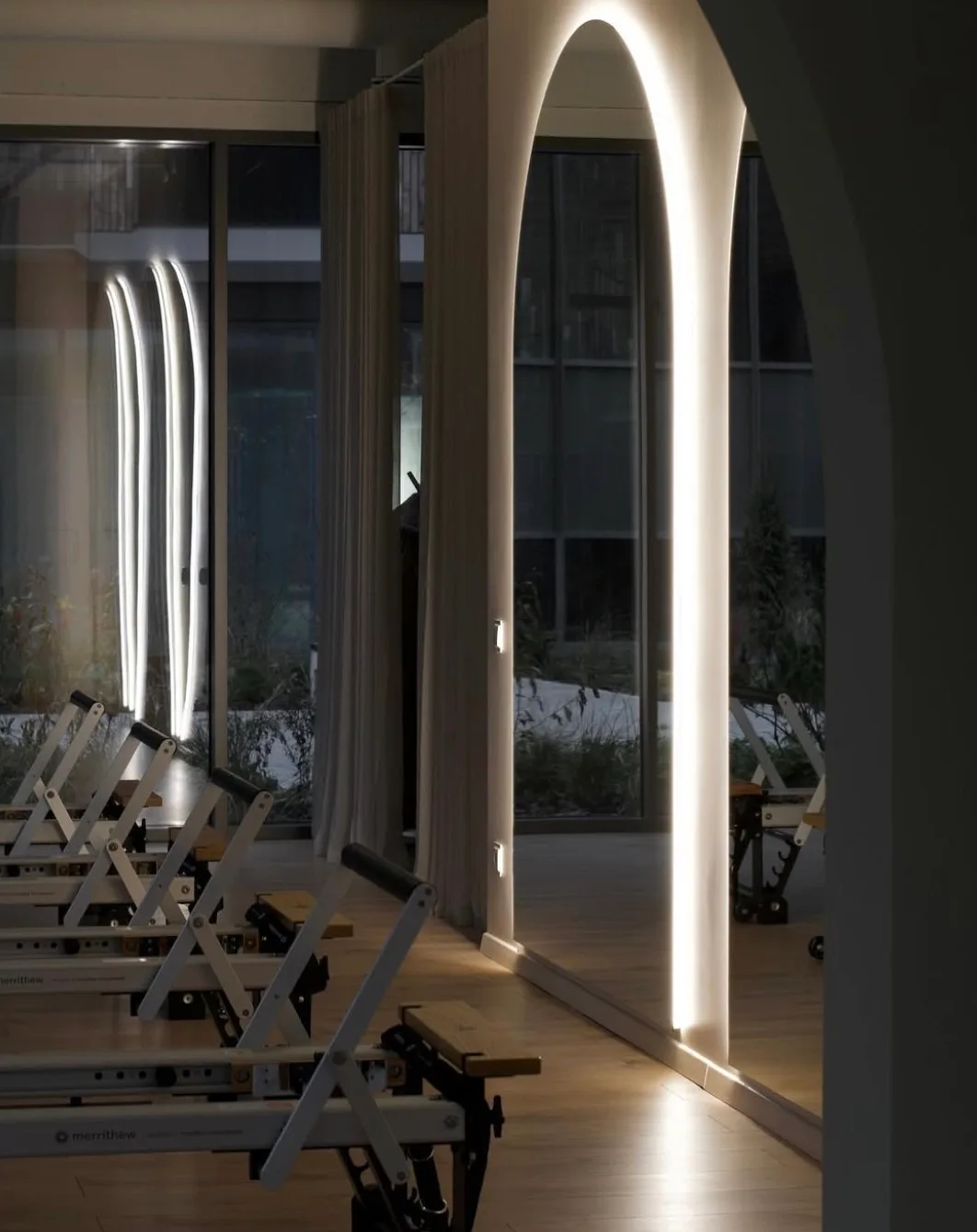 Jauki The Pilates studija Kalvarijų gatvėje, skirta mažoms grupėms ir asmeniniam dėmesiui.