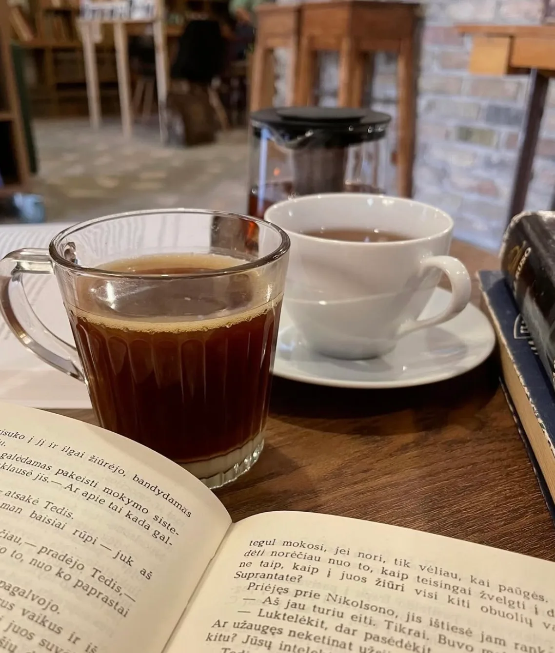 Jauki kavinė Vilniuje su tūkstančiais knygų lentynose, tinkama rašymui ir ramiam darbui su kompiuteriu.