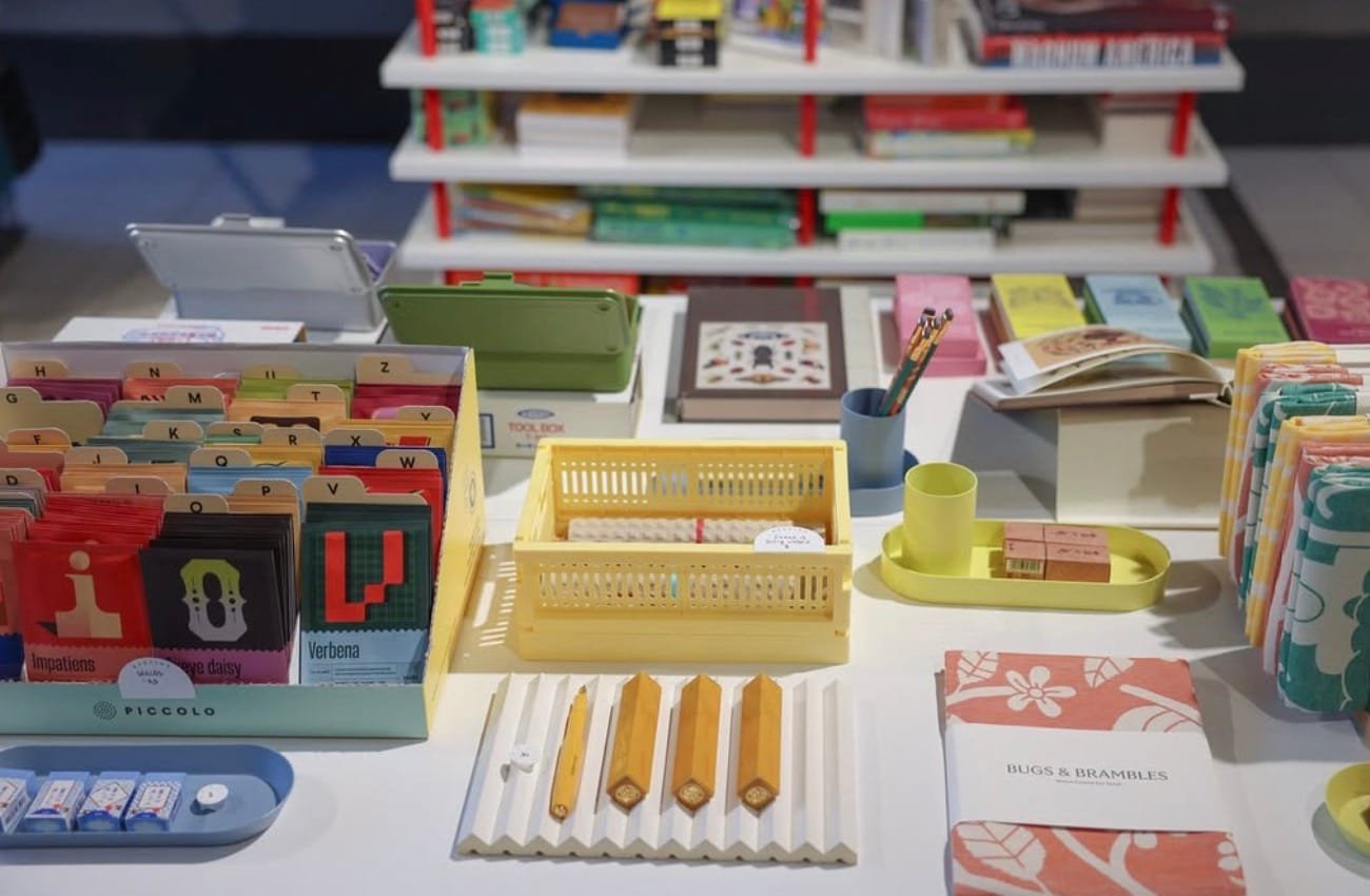 Minimalistinė kavinė Raštinė Vilniuje su japoniškomis prekėmis ir ramia aplinka darbui su kompiuteriu.