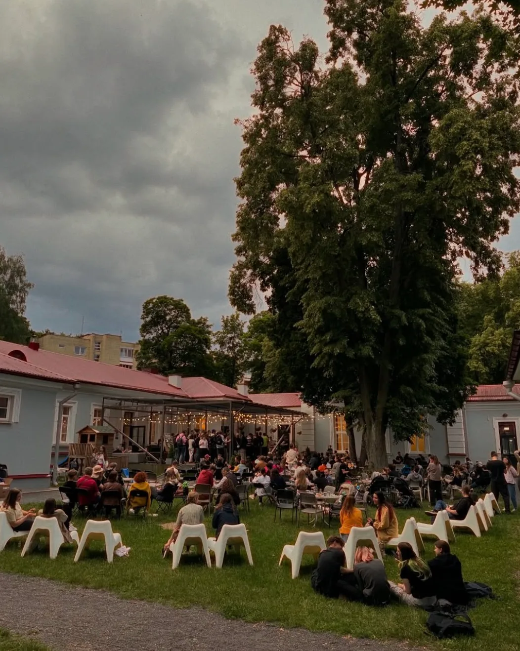 Estetiška ir rami kavinės aplinka skirta solo darbui su aukščiausios kokybės kava.