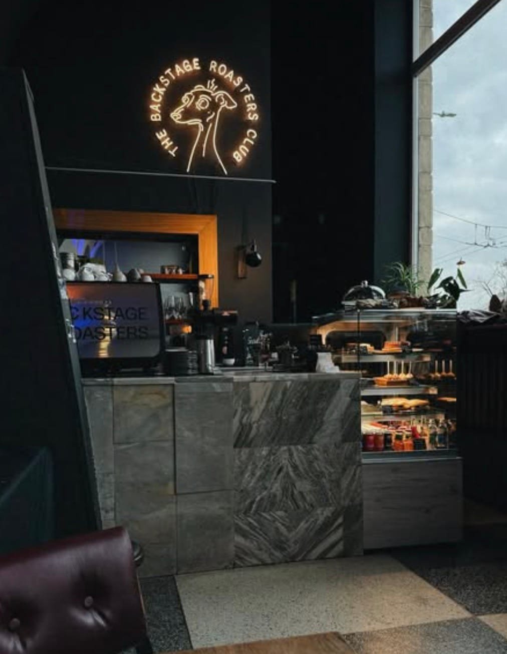 Industrinio stiliaus erdvė su dideliais stalais darbui Naujamiestyje.