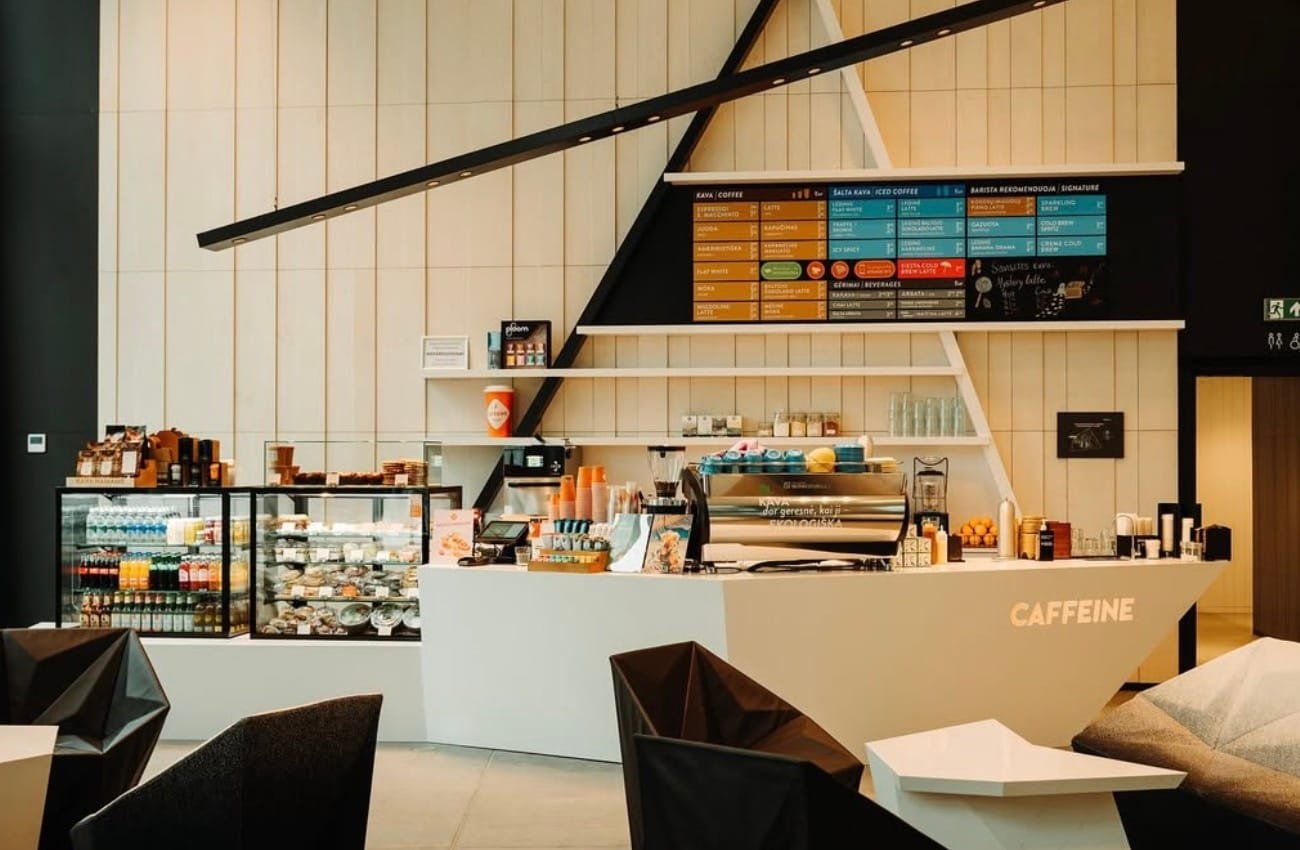 Jauki darbo zona antrame kavinės aukšte su vaizdu į gatvę.