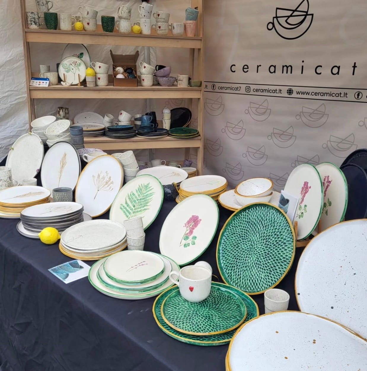 Organiškos formos rankų darbo keraminis indas su natūraliais glazūros nutekėjimais.