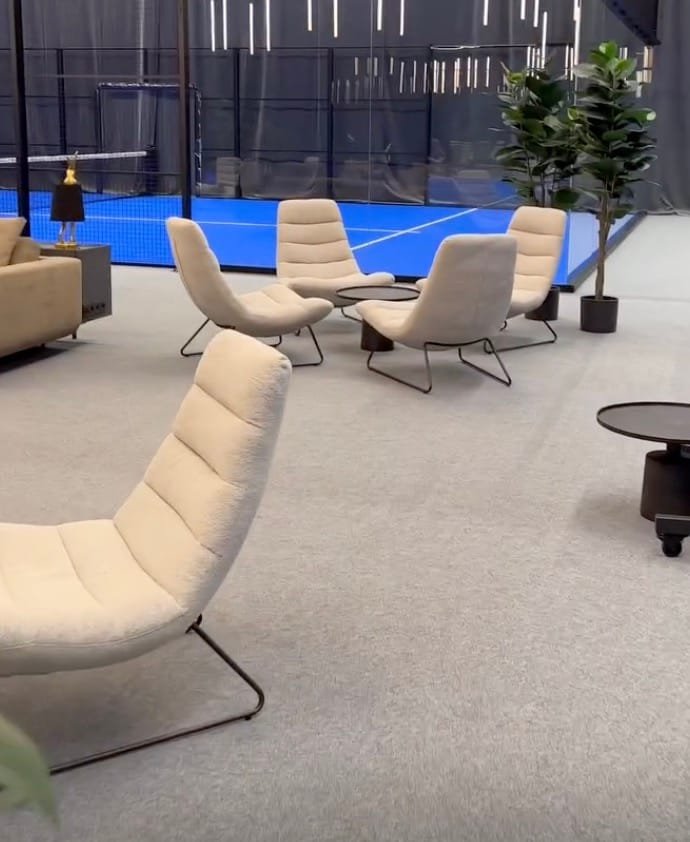 Modernūs uždari padelio kortai Delfi Sporto Centre su profesionaliu apšvietimu ir kokybiška danga.