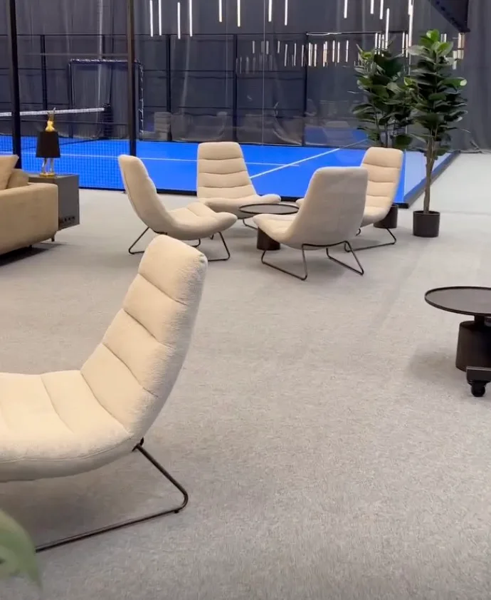 Modernūs uždari padelio kortai Delfi Sporto Centre su profesionaliu apšvietimu ir kokybiška danga.