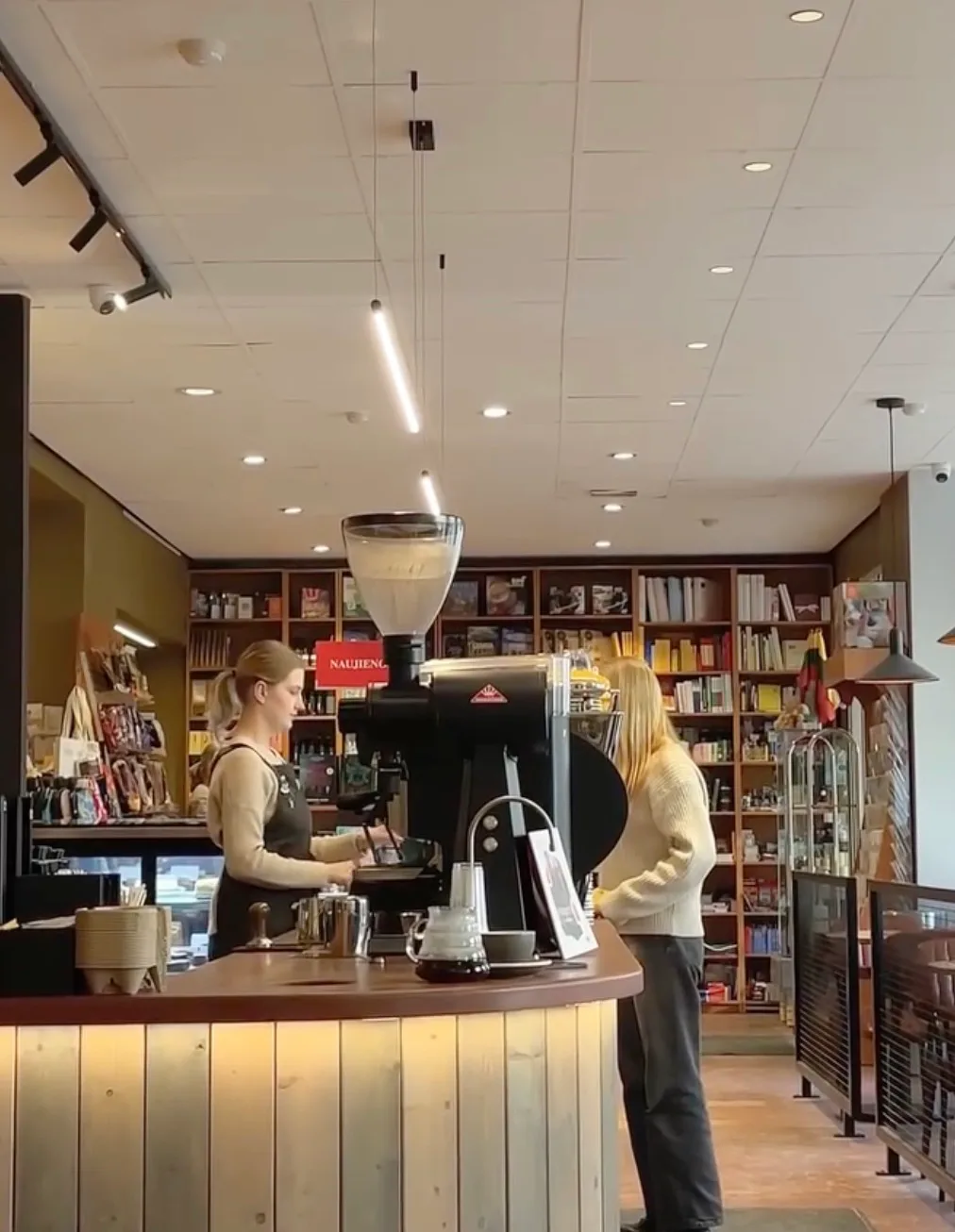 Rami darbo vieta tarp knygų lentynų Vilniaus centre.