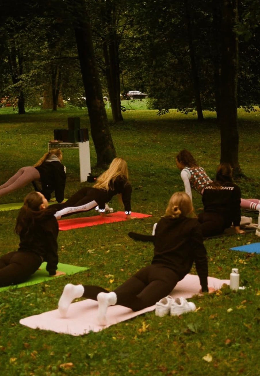 Jaukus jogos savaitgalis gamtoje, skirtas nervų sistemos balansavimui ir giliam atsipalaidavimui.