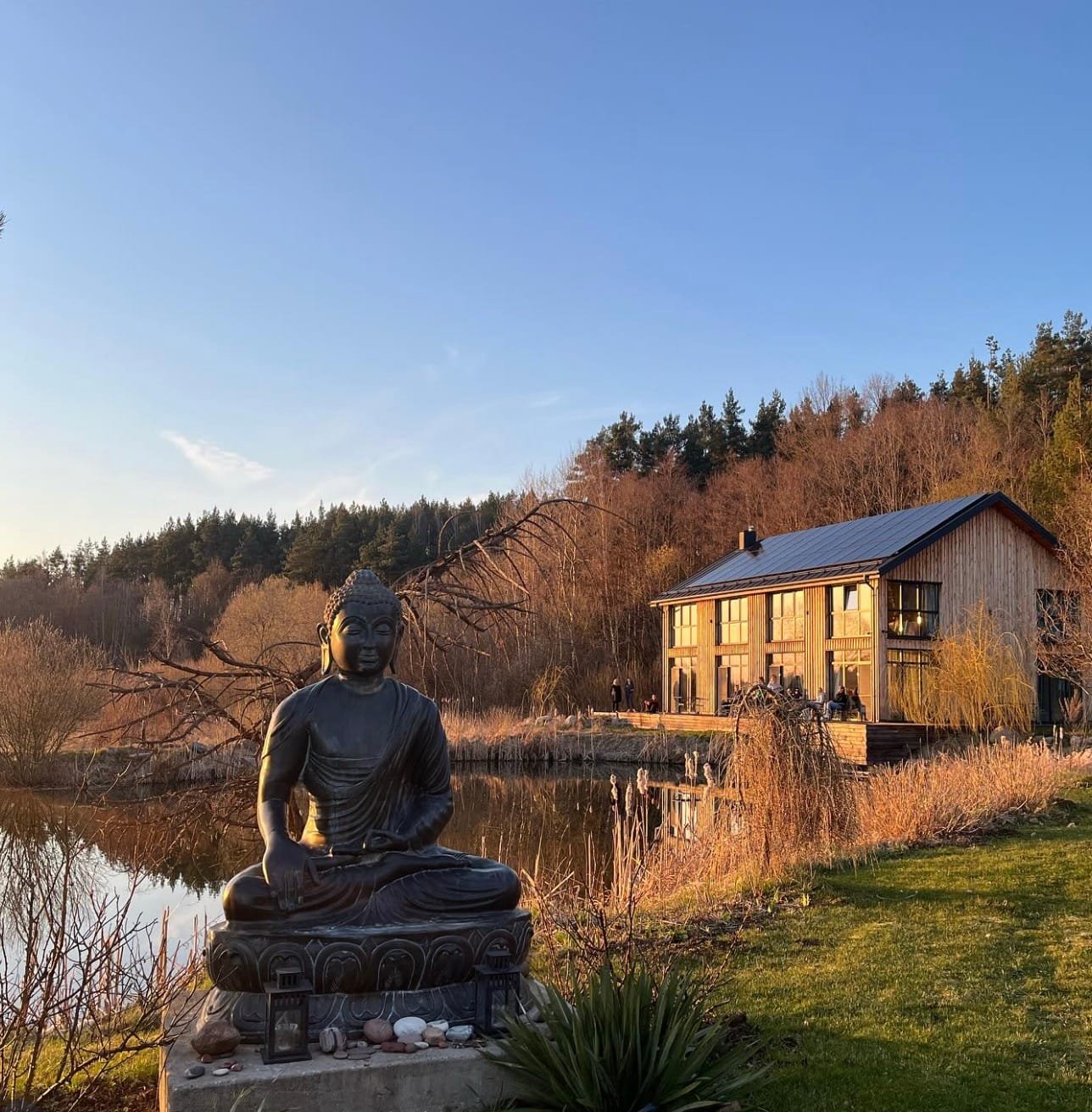 Didelė jogos salė su vitrininiais langais į Neries upę ir mišką Zen Miško meditacijos namuose Čiobiškyje.