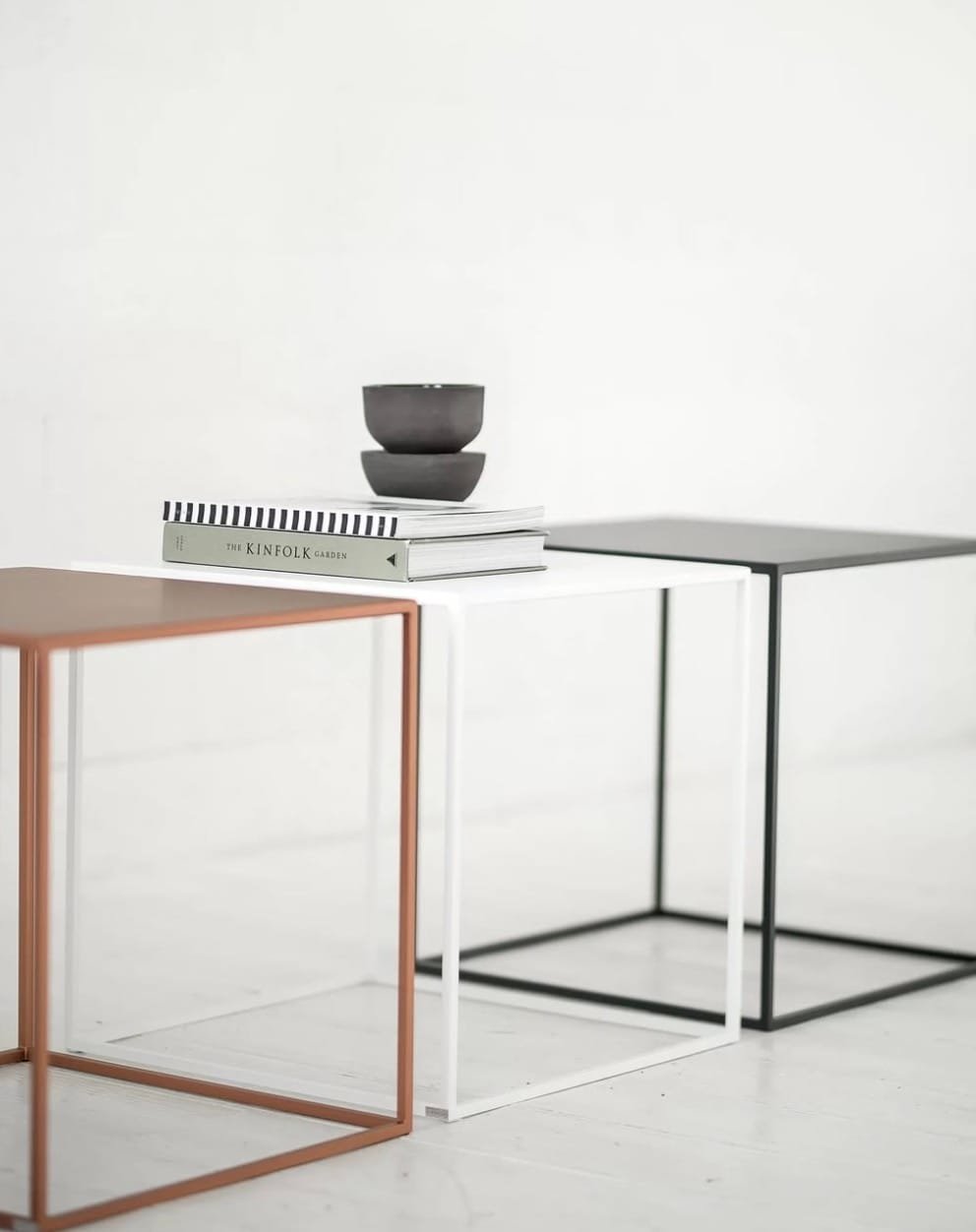 Modernus metalo ir medžio derinys interjere, atspindintis lėto gyvenimo būdo estetiką.