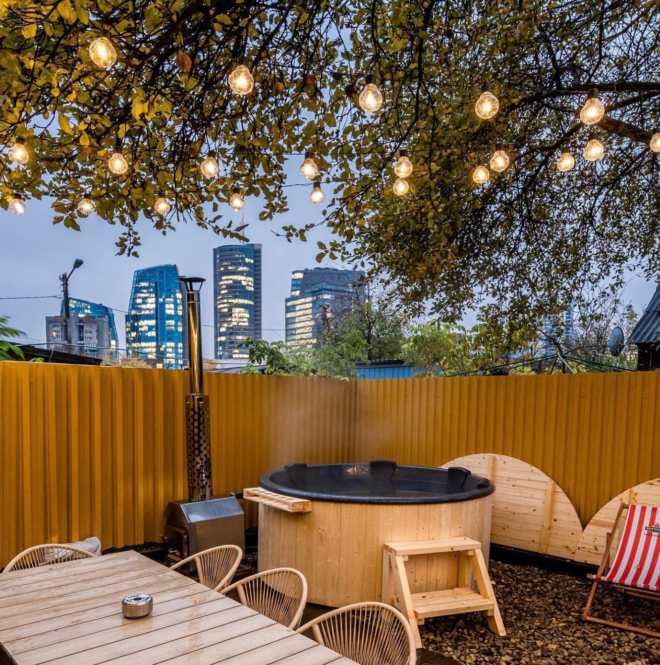 Pirtis su vaizdu į miesto dangoraižius