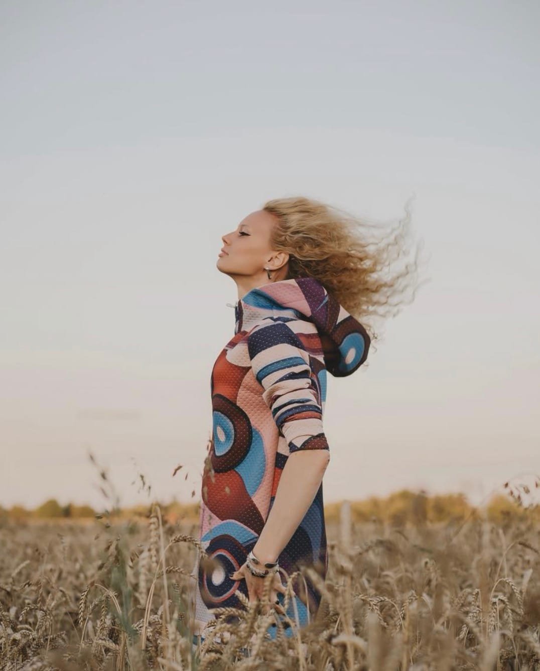 Moterų grupė atlieka emocijų paleidimo praktikas ir jogą gamtos apsuptyje Joga Kamala stovykloje.