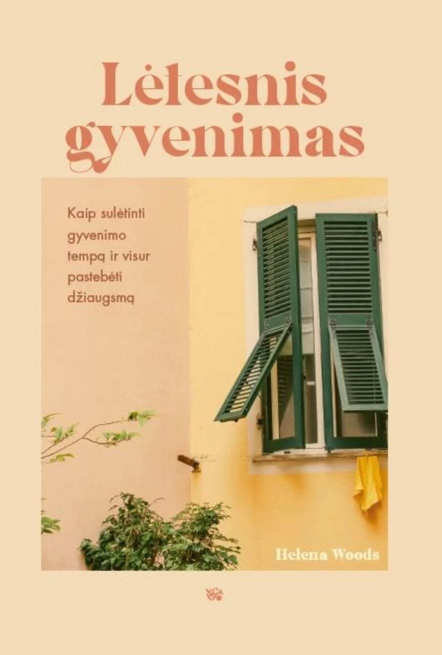 Jaukus kampelis skaitymui su arbata, iliustruojantis, kaip puoselėjamas lėtas gyvenimo būdas ir vidinė ramybė namuose.