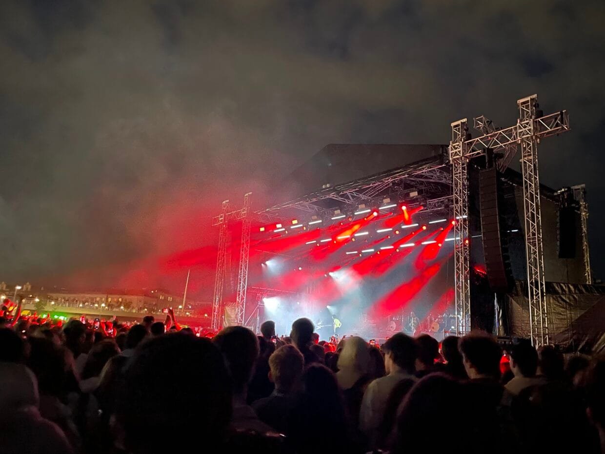 Energingi Lietuvos grupių koncertai 2026 metais po atviru dangumi - minia žmonių mėgaujasi kokybiška lietuviška muzika.