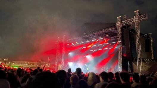 Energingi Lietuvos grupių koncertai 2026 metais po atviru dangumi - minia žmonių mėgaujasi kokybiška lietuviška muzika.