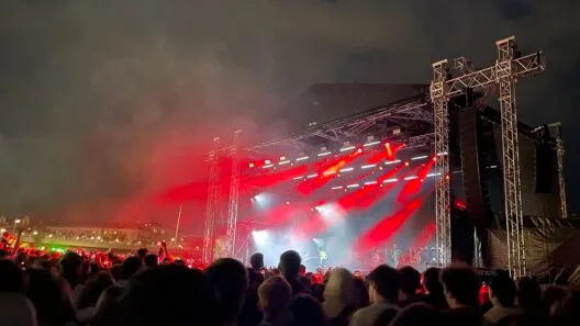 Energingi Lietuvos grupių koncertai 2026 metais po atviru dangumi - minia žmonių mėgaujasi kokybiška lietuviška muzika.