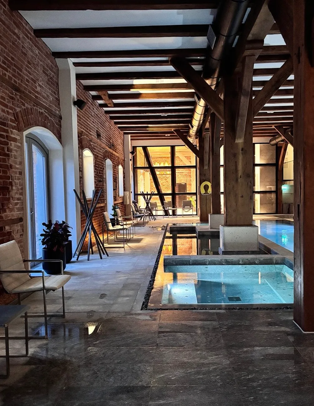 Privatumu pasižymintis poilsis su nakvyne istoriniame Michaelson Boutique Hotel viešbutyje Klaipėdos senamiestyje.