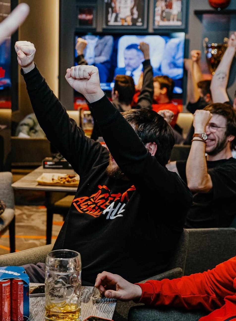 Vilniaus Ryto fanų ambasados atidarymas OlyBar sporto bare Konstitucijos prospekte.